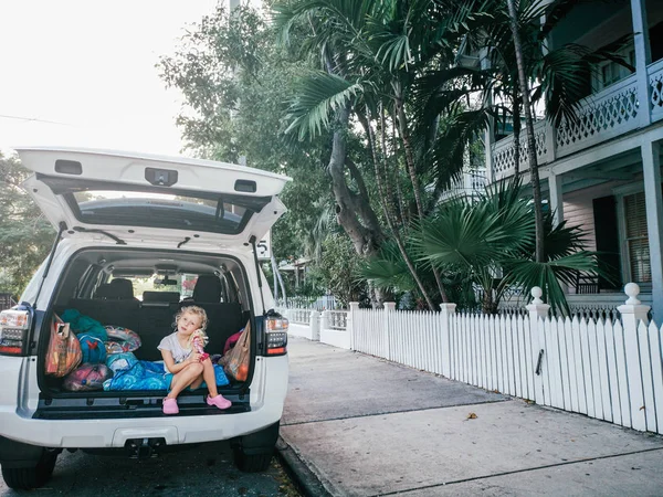 Милая Маленькая Белая Белая Девочка Сидящая Багажнике Машины Время Путешествия — стоковое фото