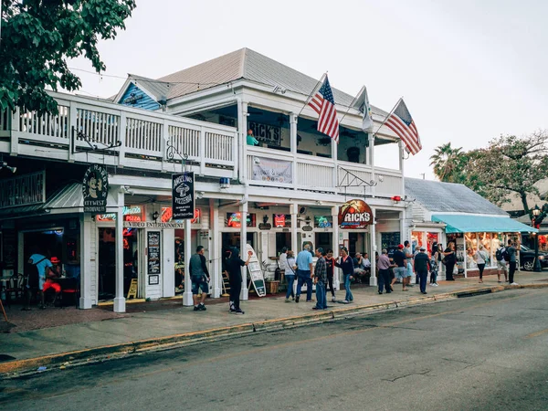 Key West, Florida, Usa - 1 Ocak 2019: Amerikan popüler simgesel ünlü turistik yer Duval sokak. Key West şehir merkezinde birçok kafe, restoran ve mağaza. 