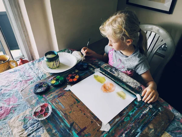 坐在艺术工作室的白种人学龄前儿童 专注于用画笔和水彩颜料画水果 儿童爱好活动 — 图库照片