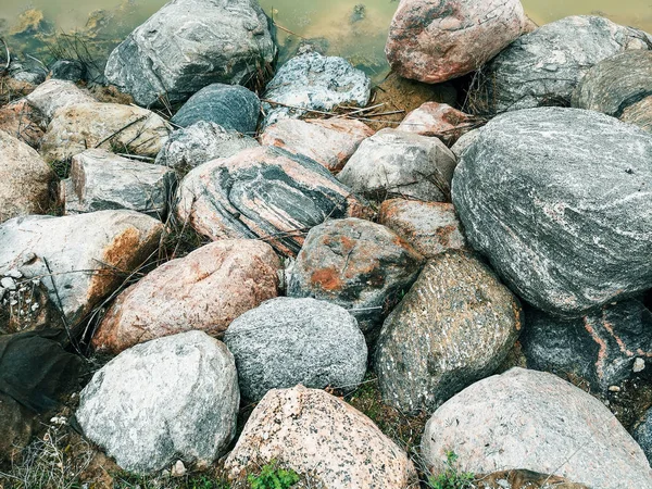 Closeup Velkých Obrovských Šedých Růžových Modrých Kamenů Které Povaluje Zemi — Stock fotografie