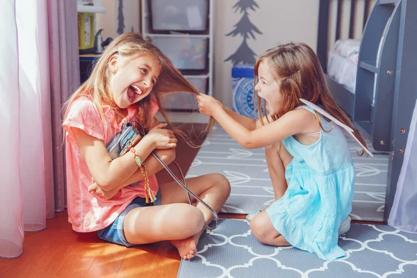 Deux Petites Filles Colère Folles Qui Battent Maison Amis Filles — Photo