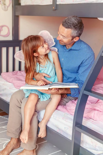Keluarga Dua Orang Duduk Tempat Tidur Dalam Buku Bacaan Kamar — Stok Foto