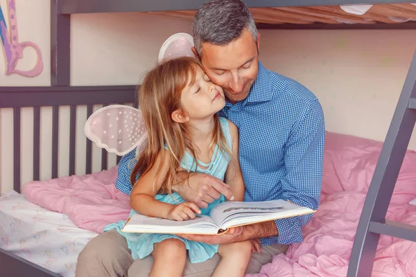 Familia Dos Personas Sentadas Cama Libro Lectura Dormitorio Padre Hijas — Foto de Stock