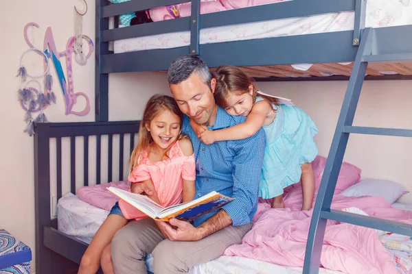 Keluarga Dari Tiga Anggota Orang Yang Duduk Tempat Tidur Membaca — Stok Foto