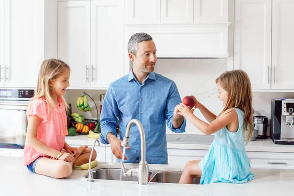 Père Caucasien Papa Donne Des Enfants Filles Fruits Frais Manger — Photo