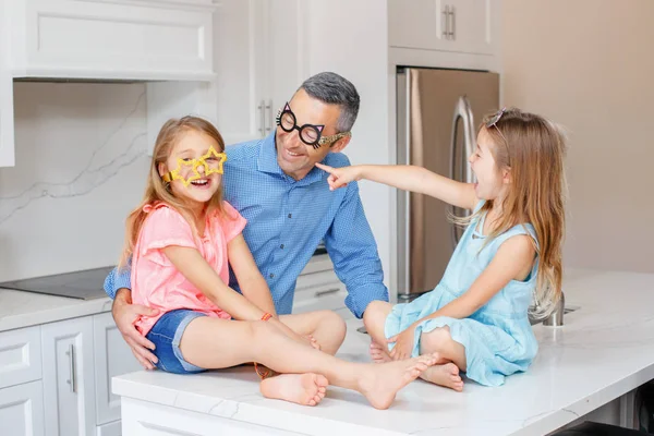 Padre Caucásico Papá Con Dos Hijos Hijas Con Gafas Divertidas —  Fotos de Stock