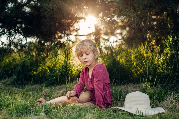 Portret Van Schattige Mooie Blonde Kaukasische Meisje Rood Roze Jurk — Stockfoto