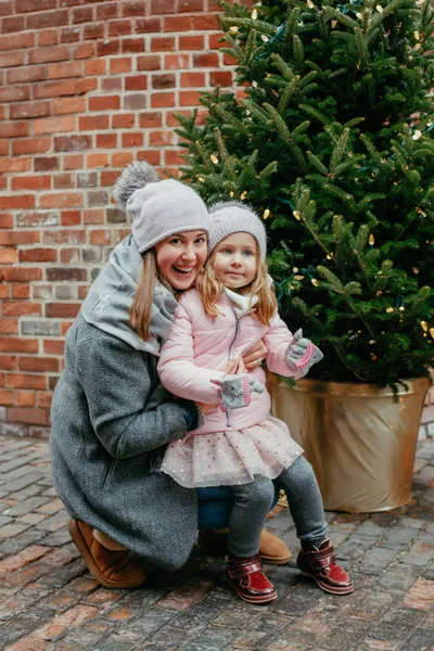 Ibu Yang Bahagia Dengan Anak Perempuan Duduk Dekat Pohon Cemara — Stok Foto