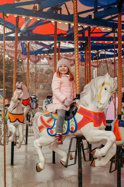 Adorable Fille Blanche Souriante Chevauchant Sur Joyeux Tour Cheval Carrousel — Photo