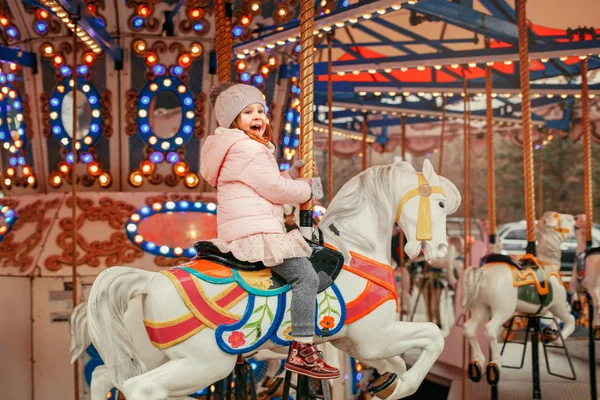 Adorable Fille Blanche Souriante Chevauchant Sur Joyeux Tour Cheval Carrousel — Photo
