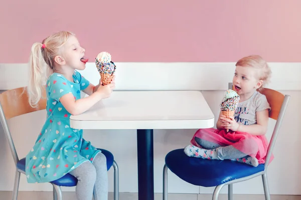 Retrato Estilo Vida Dos Niñas Lindas Adorables Niños Divertidos Caucásicos — Foto de Stock