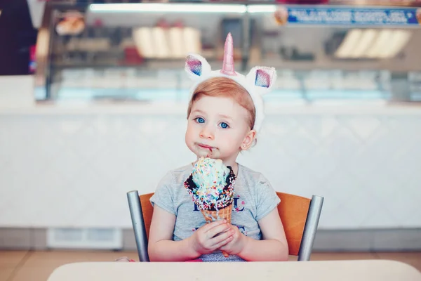 Lucu Lucu Lucu Caucasian Pirang Anak Dengan Mata Biru Mengenakan — Stok Foto