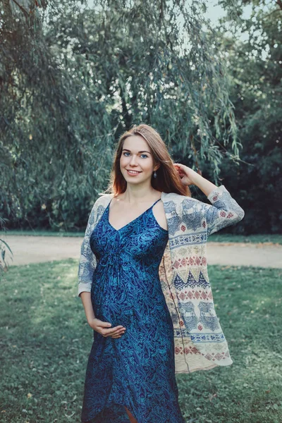 快乐健康怀孕和生育 怀孕的年轻白人妇女穿着蓝色长裙在公园外摆姿势的肖像 美丽的女性期待欧洲斯拉夫夫人 — 图库照片