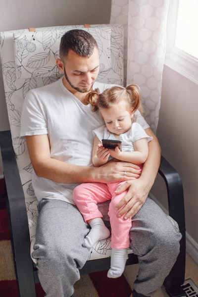 Ayah Berjenggot Kaukasia Duduk Dengan Anak Perempuan Menonton Kartun Smartphone — Stok Foto