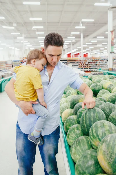 Padre Caucásico Papá Tienda Comestibles Comprando Alimentos Frutas Frescas Hombre — Foto de Stock
