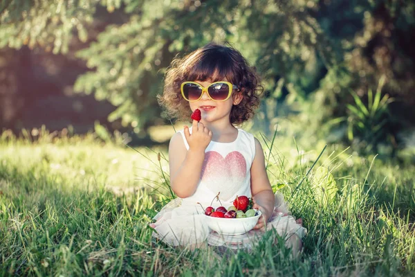 Bayi Perempuan Kaukasia Imut Duduk Rumput Dan Makan Berry Raspberry — Stok Foto