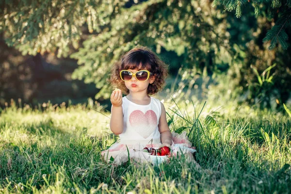 Милая Белая Малышка Сидящая Траве Питающаяся Ягодами Забавный Ребенок Солнечных — стоковое фото