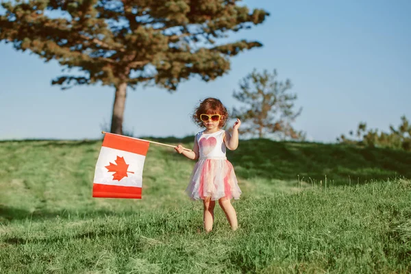 Ritratto Adorabile Carina Bambina Caucasica Piedi Erba Verde Nel Parco — Foto Stock