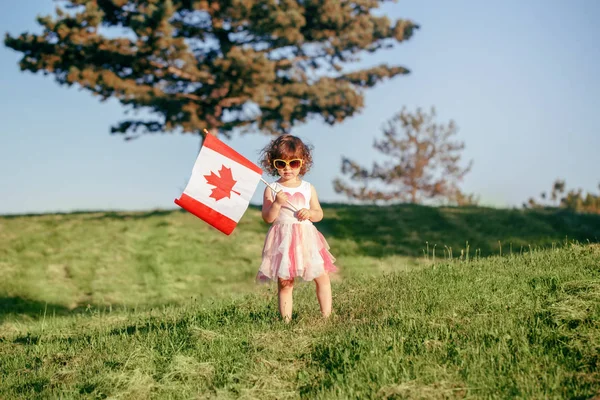 Ritratto Adorabile Carina Bambina Caucasica Piedi Erba Verde Nel Parco — Foto Stock