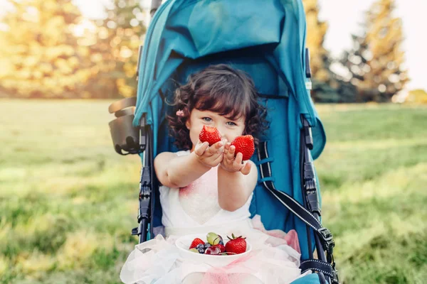 Linda Adorable Niña Caucásica Bebé Sentado Cochecito Aire Libre Comer —  Fotos de Stock