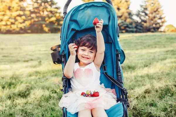 Linda Adorable Niña Caucásica Bebé Sentado Cochecito Aire Libre Comer —  Fotos de Stock