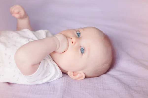 Potret Closeup Lucu Lucu Putih Kaukasia Bayi Laki Laki Dengan — Stok Foto