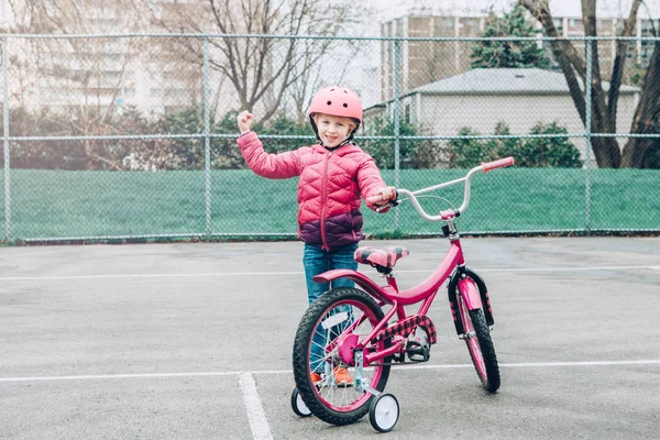 Retrato Sorrir Animado Menina Pré Escolar Caucasiana Com Bicicleta Rosa — Fotografia de Stock