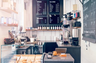 Gündüz boş modern kafe restoranın iç tasarım detayları. Küçük yerel işletmeler. Gıda içecek sunucusunun çevre işyeri. 