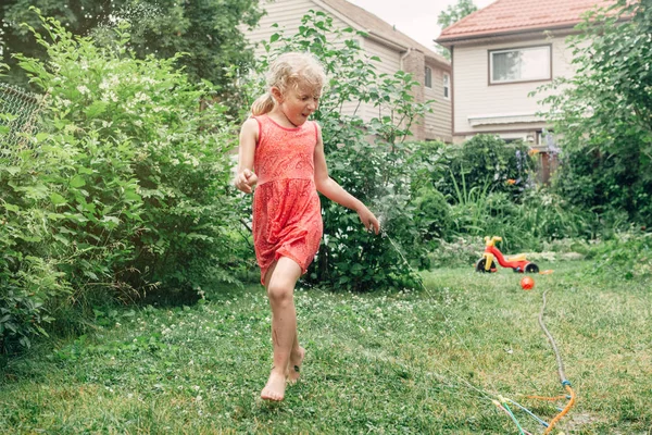 Niña Niños Preescolares Salpicando Con Aspersor Manguera Jardinería Patio Trasero — Foto de Stock