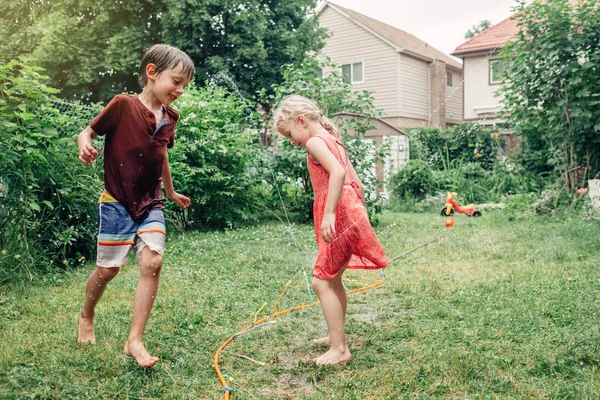 Crianças Amigos Menino Menina Salpicando Com Aspersão Mangueira Jardinagem Quintal — Fotografia de Stock