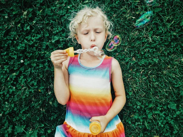 Retrato Sincero Bonito Engraçado Pequena Menina Criança Loira Caucasiana Deitada — Fotografia de Stock