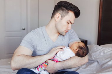 Genç Kafkas endişeli baba baba onun yeni doğan karışık ırk Asya Çinli bebek ile. Erkek erkek ebeveyn tutan çocuk kızı oğlu. Otantik yaşam tarzı hassas an dokunmadan. Bekar baba ailesi.