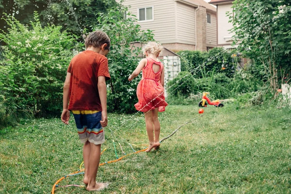 Amigos Los Niños Salpicando Con Aspersor Manguera Jardinería Patio Trasero — Foto de Stock