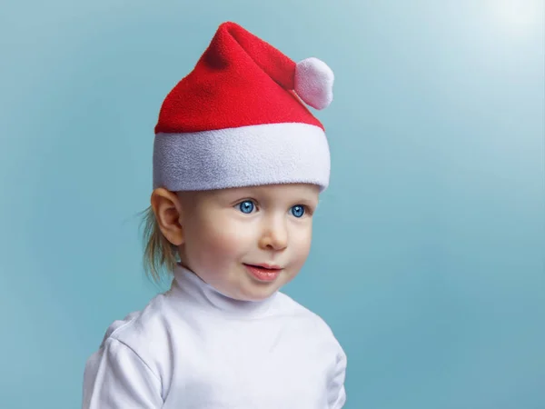 Baby in de Kerstman hoed Nieuwjaar kerst 2020 — Stockfoto