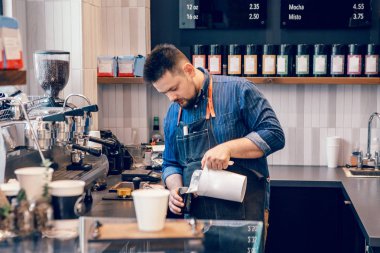 Doğal ışık ile gündüz boş modern kafe restoran iç tasarım detayları. Küçük yerel işletmeler. Gıda içecek sunucusu kasiyer için çevre işyeri. 