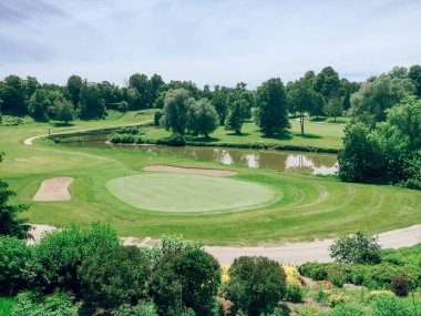 Güneşli bir günde golf sahası ve küçük göl gölet ile Kanada Ontario ülke-side Alliston şehir güzel yeşil manzara. Huzurlu doğa sahnesi yaz aylarında açık köy görünümü.