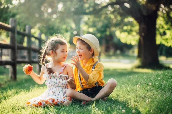 Bambini Caucasici Ragazzi Ragazze Fratelli Seduti Insieme Condividono Mela Due — Foto Stock