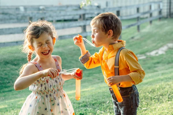 Vicces Kaukázusi Gyermek Lány Fiú Fúj Szappanbuborékok Parkban Nyári Naplemente — Stock Fotó