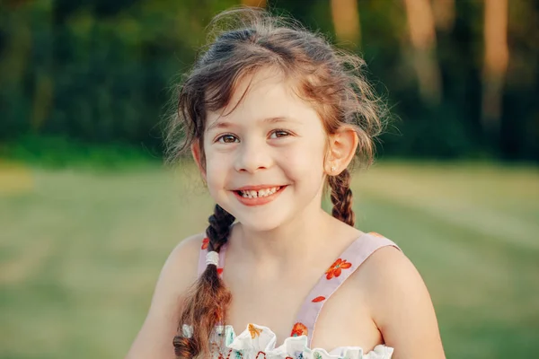 Primer Plano Retrato Divertido Lindo Adorable Sonriente Blanco Niña Preescolar — Foto de Stock