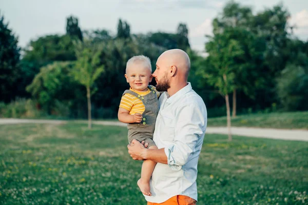 Kavkazský Otec Pohrává Batole Rodičovský Holding Nesoucí Podřízený Syn Pravý — Stock fotografie