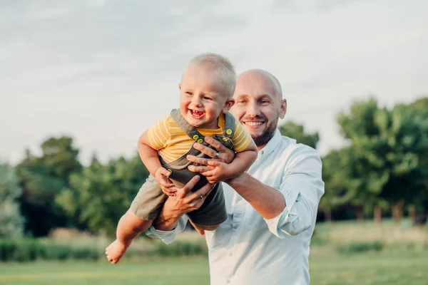 Ayah Kaukasia Berpelukan Bermain Dengan Bayi Laki Laki Balita Orangtua — Stok Foto