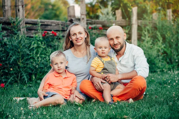 Bela Família Ucraniana Caucasiana Feliz Quatro Pessoas Parque Dia Verão — Fotografia de Stock