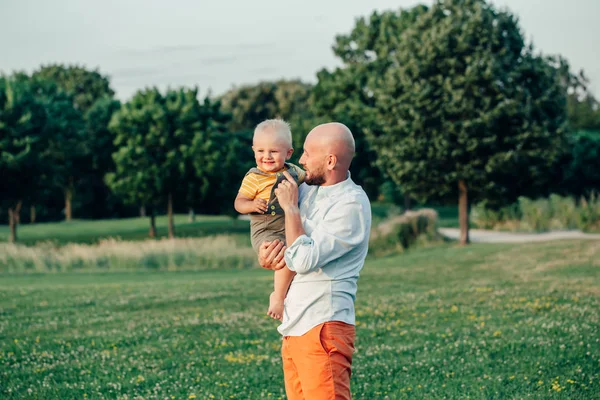 Kavkazský Otec Pohrává Batole Rodičovský Holding Nesoucí Podřízený Syn Pravý — Stock fotografie