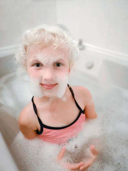 Divertido Lindo Adorable Pequeña Rubia Caucásica Niña Lavando Tomar Baño — Foto de Stock