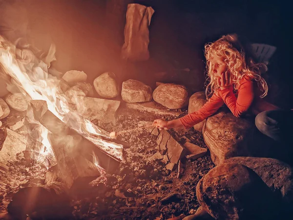 Caucasian Preschool Blonde Girl Child Making Smores Roasted Marshmallows Fire — Stock Photo, Image