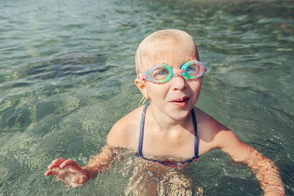 Cute Funny Caucasian Girl Swimming Lake River Underwater Goggles Child — Stock Photo, Image