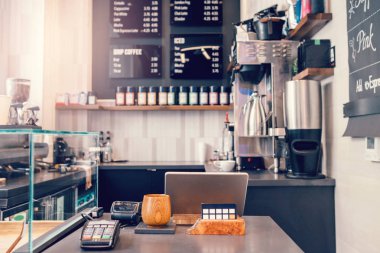 Gündüz boş modern kafe restoranın iç tasarım detayları. Küçük yerel işletmeler. Gıda içecek sunucusunun çevre işyeri. 