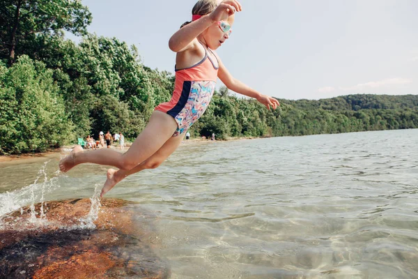 Χαριτωμένο Αστείο Καυκάσιος Κορίτσι Κολύμπι Στο Ποτάμι Λίμνη Υποβρύχια Γυαλιά — Φωτογραφία Αρχείου