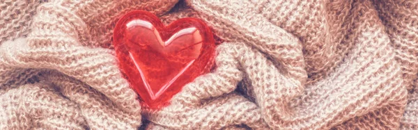 Knitted wool, red heart, valentine — Stock Photo, Image