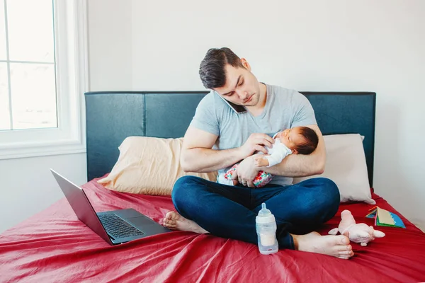 Père Caucasien Papa Avec Nouveau Métis Asiatique Bébé Chinois Travaillant — Photo